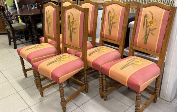 121 šest dubových zdobených zámeckých židlí po 670Kč