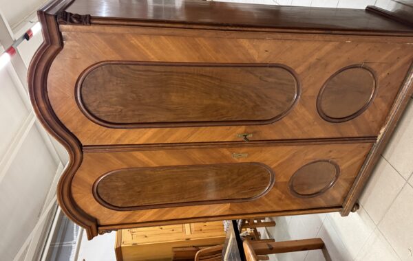 178 Historická šatní skříň -ořechové dveře 130x52x187cm za 3470Kč