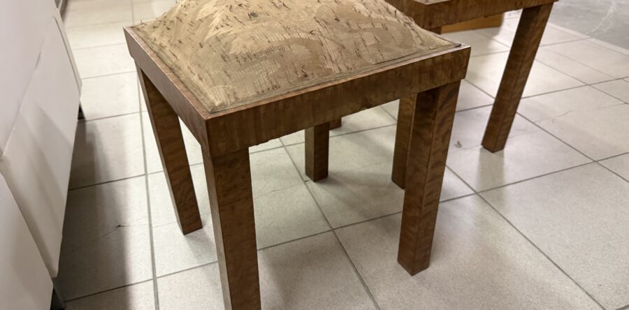 181 dva historické taburety 43x43x55cm po 240Kč