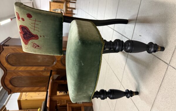 182 zámecká poctivá dubová židle – zelený plyš – nahoře poškozen fixem za 450kč