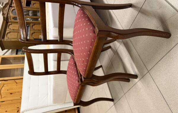 183 dvě čalouněné dubové prohýbané židle po 630Kč