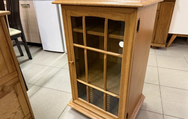 137 dubová prosklená skříňka 54x45x90cm za 1980Kč