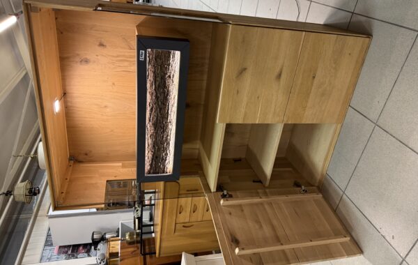 129 dvě osvětlené komody z dubového masívu  88x40x140cm po 2970Kč