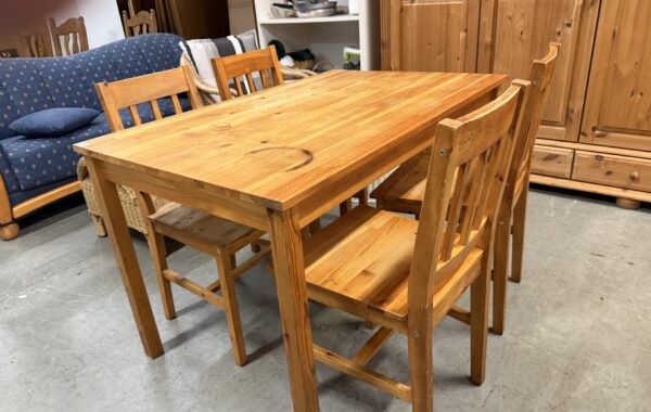 164  set  borovicový stůl 118x76x74cm +4 židle za 2670kč