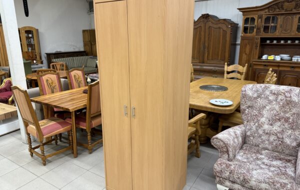 201 dvoudvéřová elegantní skříň s policemi 72x54x193cm za 2630Kč