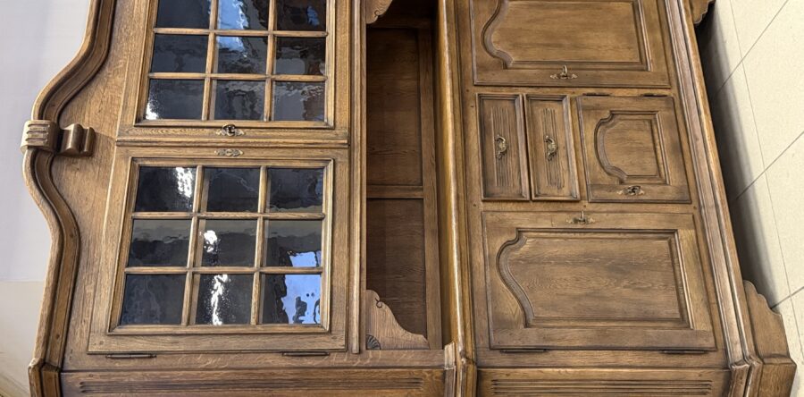 210 vysoký zdobený Belgický dubový příborník   172x50x228cm za 12470Kč