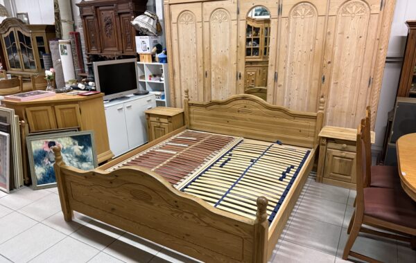 213 borovicová velká ložnicová sestava – skříň 300cm a postel s dvěma stolky za 18670Kč