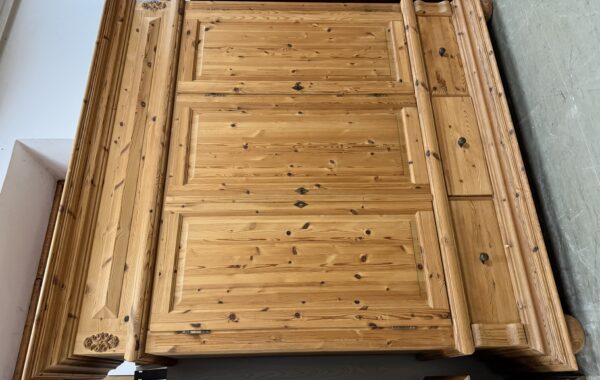 218 nelakovaná velká borovicová skříň 210 x 65 x 215cm za 7940Kč