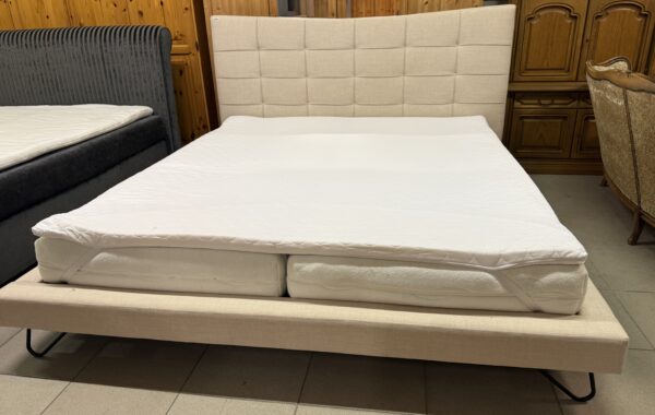 209 moderní pohodlná dvoupostel 200 x 200cm.polotvrdé matrace 200x90cm+ toper,cena 6780Kč