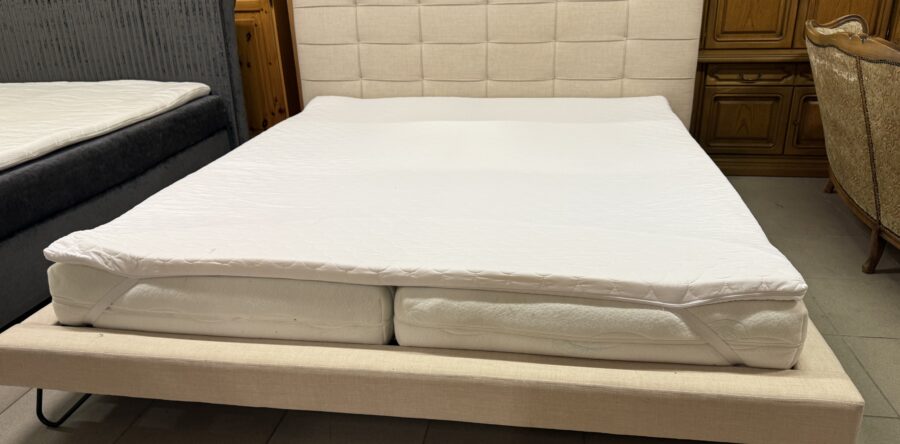 209 moderní pohodlná dvoupostel 200 x 200cm.polotvrdé matrace 200x90cm+ toper,cena 5780Kč