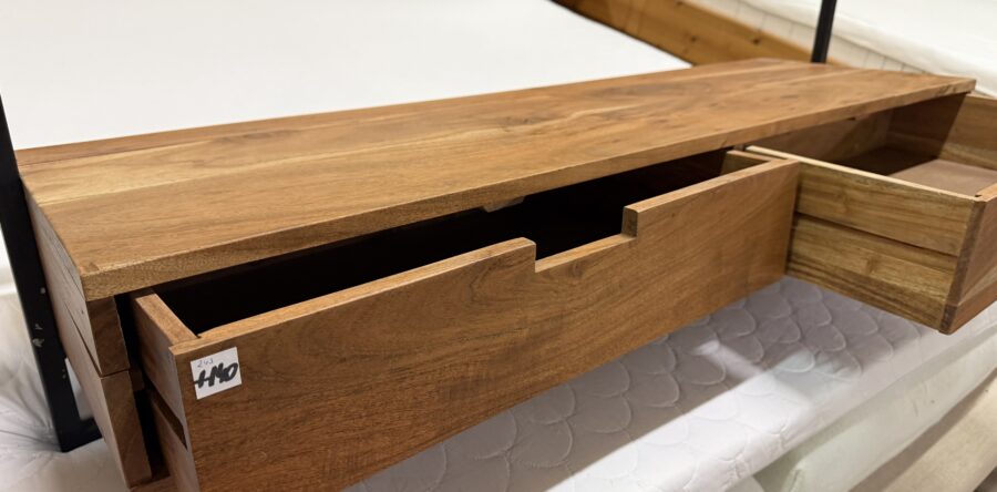 243 závěsná police z masívu s šuplíky 120x36x45cm za 1140Kč