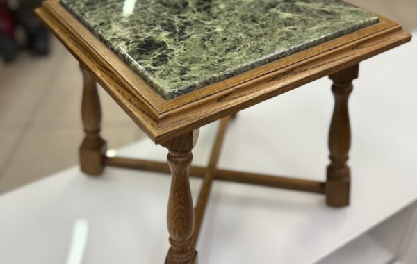 226 elegantní dubový stolík se zeleným mramorem 36x36x32cm za 1140Kč