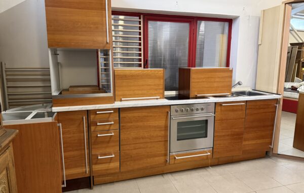 220 zvýšená kuchyně ze dvu dílů se spotřebiči za 17630Kč