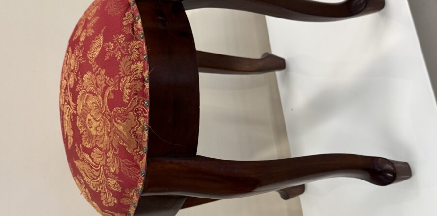 288 mahagonový taburet průměru 40cm,vysoký 53cm za 1290Kč