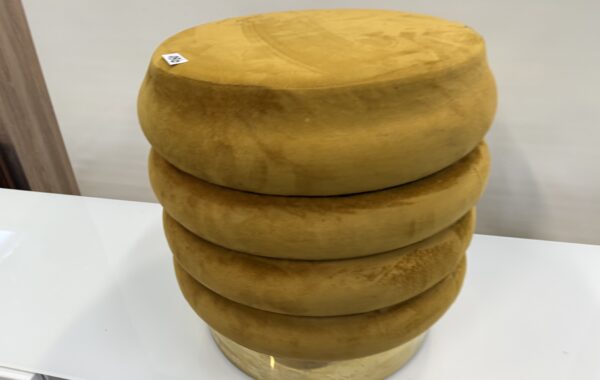 295 taburet s úložným prost.,okrový plyš a mosazná obruč prům.38cm,v 40cm za 960Kč