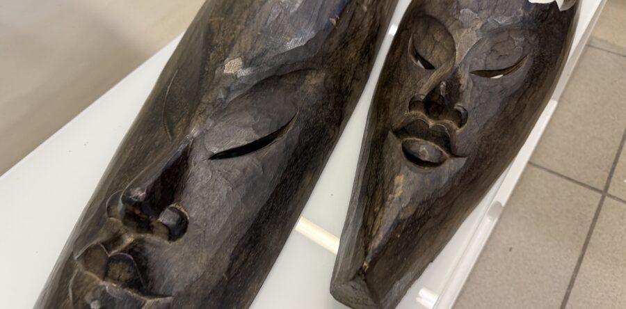 292 dvě Africké masky-tropické dřevo 50+105cm -menší 560,větší 1260Kč