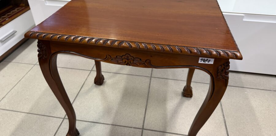 311 mahagonový odkládací zdobený stolek -zakřivené nožky 60x45x56cm za 1980Kč