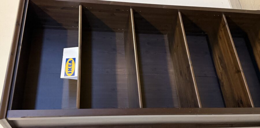 334 IKEA Markor – hnědá knihovna z borovicového masívu 90x34x192cm za 2870Kč