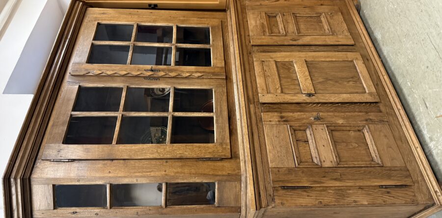 407 Historický  dubový příborník z roku 1913 177x53x225cm vysoký za 9940Kč