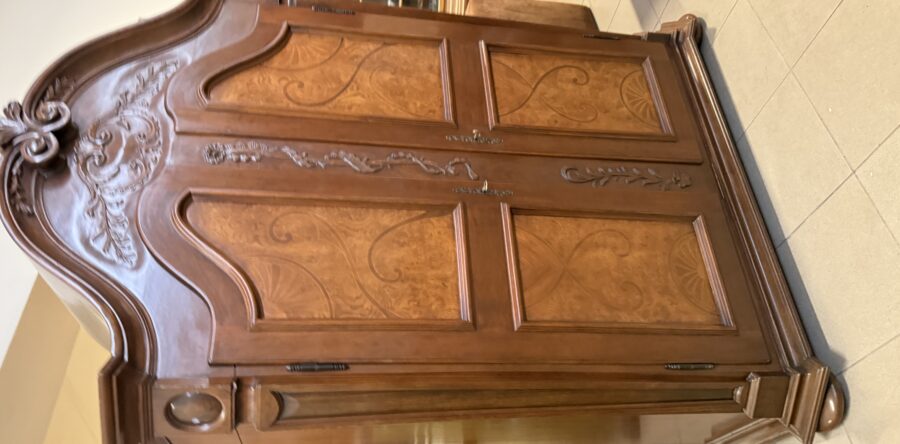 793 starožitná dvoudvéřová zdobená skříň s intarzií 165x58x216cm za 6890Kč