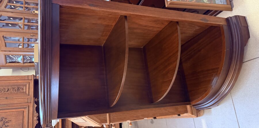 473 rohový regálek v odstínu mahagon 50x50x110cm za 1940Kč