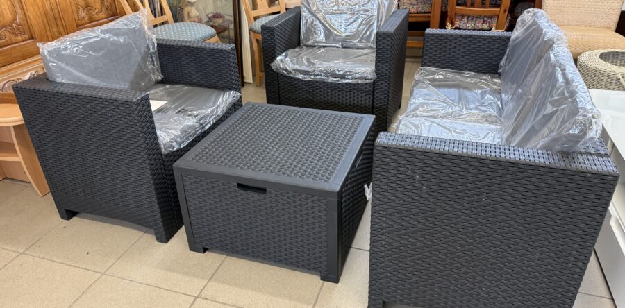 488 Italský ratanový set -pohovka 130x57x63cm,dvě křesla a stůl s úlož,prost.nové,II jakost za 3780Kč