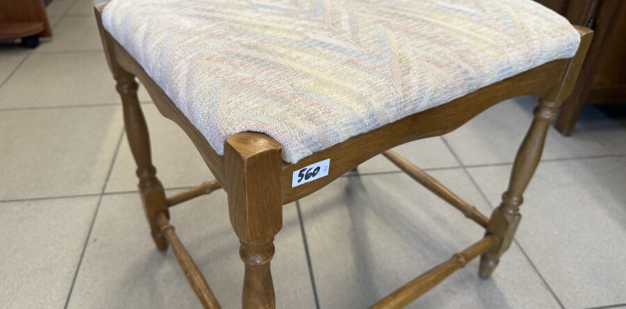 495 dubová čalouněná stolička 48x40x46cm za 560Kč