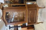 684 rohová prosklená zdobená vitrina dub,styl Antik 57x57x183cm za 2760Kč