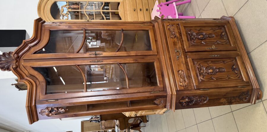 682 dubová vyřezávaná rohová prosklená vitrina 60x60x197cm za 4970Kč