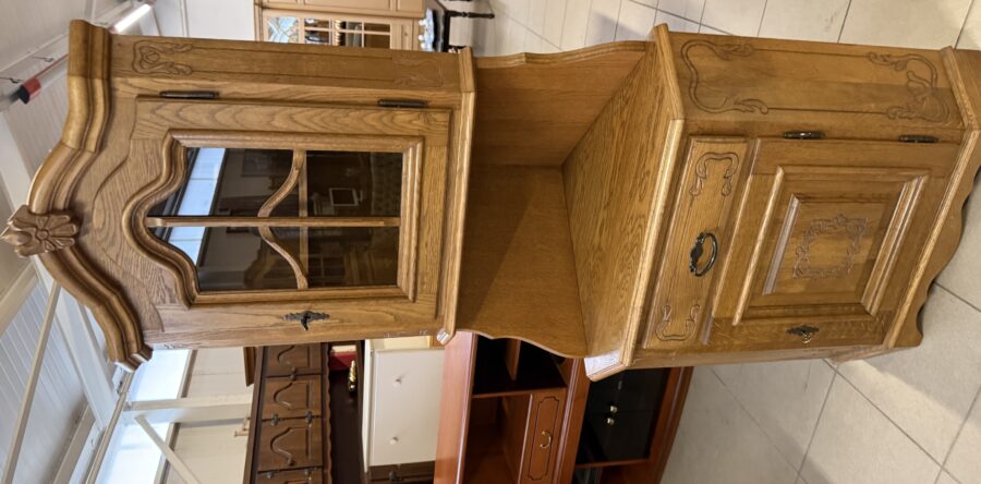 696 dubová zdobená rohová vitrina 62x62x204cm vysoká za 4970Kč