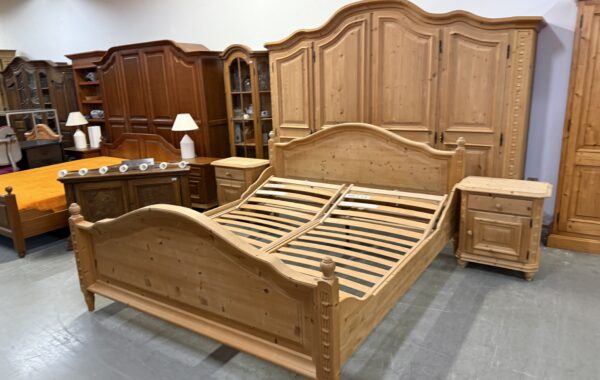 698 velká ložnice z borovicového masívu -bez laku .skříň 270x60x210cm,postel 210 x 190cm za 19470kč