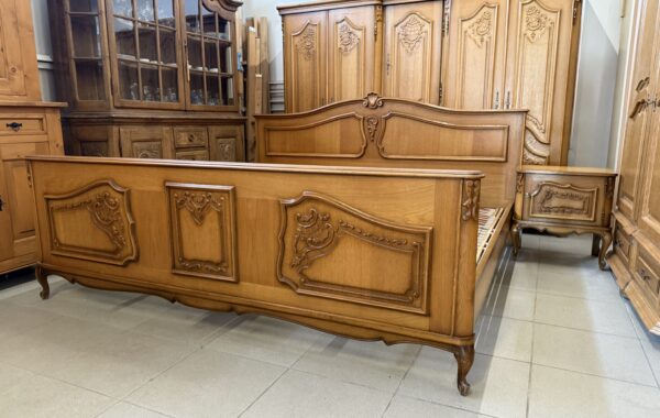 710 ložnice vyřezávaná Antik ,postel 200x200cm,skříň 253x70x190cm,2x noční st. ,cena 17830Kč