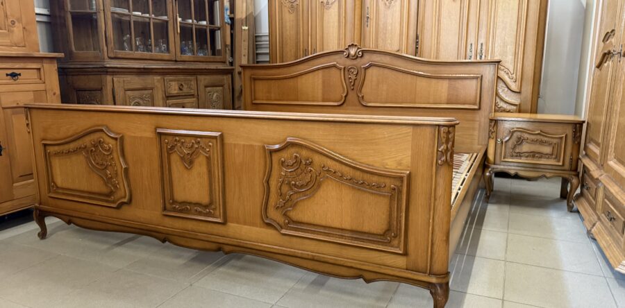 710 ložnice vyřezávaná Antik ,postel 200x200cm,skříň 253x70x190cm,2x noční st. ,cena 17830Kč