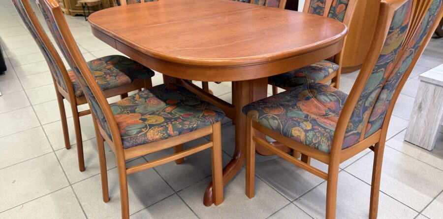 721 rozkl.stůl 145x100x77cm,po rozložení až 345cm a šest čalouněných židlí,made in Italy ,cena 7780Kč