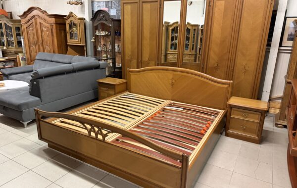 756 Italská třešńová kompl.ložnice s intarzií -skříň 305x60x225cm,postel 208×208+stolky za 17830Kč