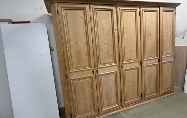 772 velká pětidveřová borovicová skříň – bez laku,jen ošetřeno voskem  300x70x220cm za 8760Kč