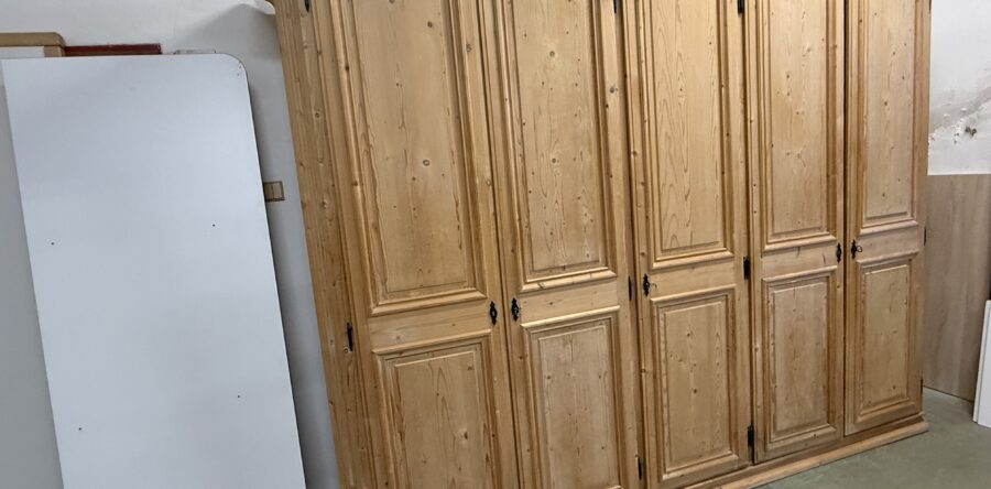772 velká pětidveřová borovicová skříň – bez laku,jen ošetřeno voskem  300x70x220cm za 8760Kč