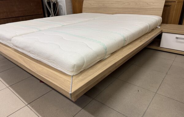808 Moderní postel 204 x 224cm s nočními stolky pratelné matrace 90 x 200cm lamelové rošty 5980Kč